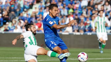 GETAFE (MADRID), 21/10/2023.- Isco, centrocampista del Real Betis (i) disputa una posesión ante Stefan Mitrovic, defensa serbio del Getafe SAD durante el partido de LaLiga entre el Getafe y el Betis, este sábado en el Coliseum. EFE/ Mariscal
