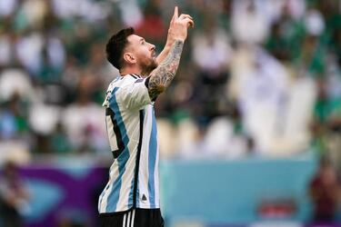 Argentina 1-0 Arabia Saudí | Lionel Messi anotó el primer tanto para Argentina desde los once metros. El colegiado tras revisar con el VAR un agarrón a Paredes señaló la pena máxina. EL '10' no falló. 