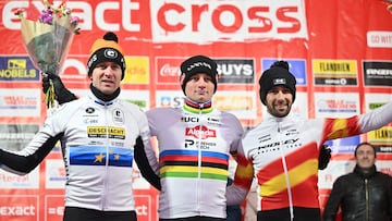 Van der Poel, escoltado en el podio de Mol por Aerts y Orts.