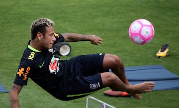 Neymar se divierte junto a Dani Alves jugando al Teqball