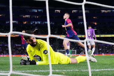 Fermín López, del Barcelona, celebrando  el segundo gol de su equipo ante el portero del Valladolid, André Ferreira, durante el partido de la Liga española entre el Valladolid y el FC Barcelona en el estadio José Zorrilla en Valladolid.