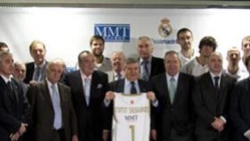 <b>COMPAÑÍA. </b>Rodríguez, presidente de MMT, portó la camiseta rodeado de directivos y jugadores.