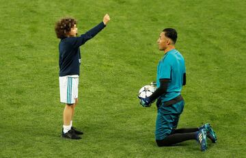 Los niños irrumpen en el entreno del Madrid en Kiev