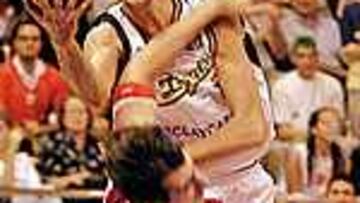 POLÉMICA. A Lucio Angulo le pitaron falta de ataque en esta acción.