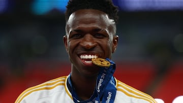 Vinicius, con la medalla de campeón de la Champions.