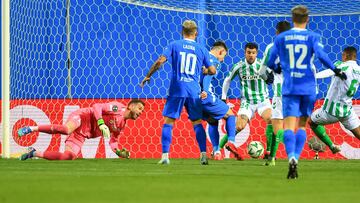 Vojta anota el primer tanto del Mlada Boleslav ante el Betis.