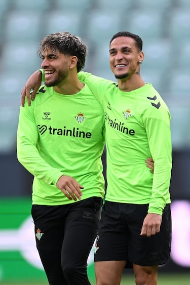 Abdessamad Ezzalzouli, del Real Betis, bromea con su compañero Antony durante el entrenamiento del Real Betis Balompié