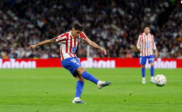 Molina recibe el balón en zona de tres cuartos, incorporándose al ataque mientras el Atlético busca reaccionar tras la remontada blanca.