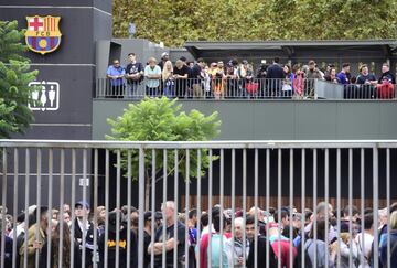 Un grupo de aficionados esperan en las puertas del recinto del Camp Nou. 