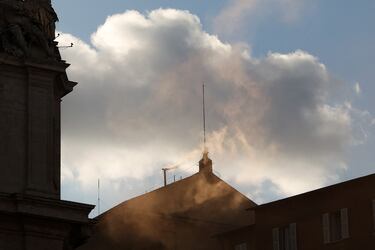 La fumata blanca se produjo a las 18:07 horas en la Capilla Sixtina. Este evento marcó la elección del cardenal estadounidense Robert Francis Prevost, quien asumió el papado bajo el nombre de León XIV.