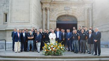 Ofrenda floral del Bilbao Basket a la Basílica de Begoña