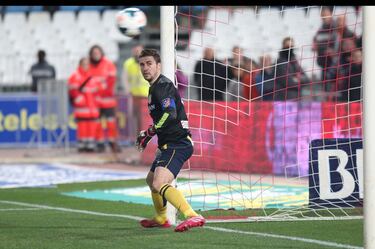 Aranzubia defedía la portería del Atlético de Madrid durante un encuentro frente al Almería. El cancerbero de Logroño fue expulsado y el centrocampista del conjunto rojiblanco se tuvo que poner bajo palos. 