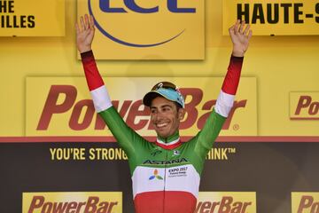 Fabio Aru celebra en el podio la victoria en la quinta etapa.