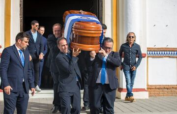 El féretro de Jesús Quintero es trasladado al cementerio de San Juan del Puerto (Huelva) tras la misa funeral. 