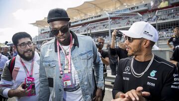 SUKI023. Austin (United States), 23/10/2017.- World's Fastest Man Usain Bolt (L) and British Formula One driver Lewis Hamilton (R) of Mercedes AMG GP pose at the Circuit of the Americas, in Austin, Texas, USA, 22 October 2017. Bolt will give the sign