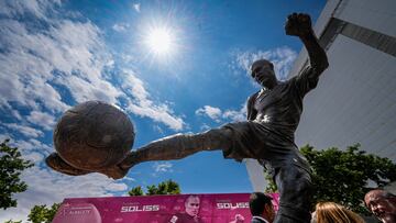 Bonita imagen de la nueva estatua del futbolista en Albacete. 