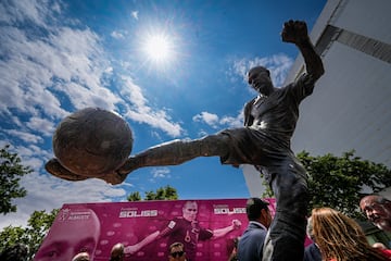 Bonita imagen de la nueva estatua del futbolista en Albacete.