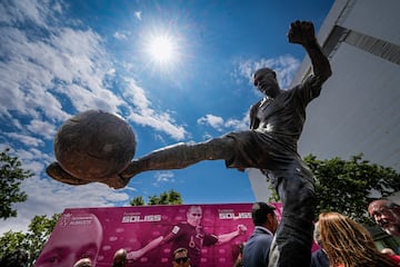 Bonita imagen de la nueva estatua del futbolista en Albacete. 