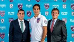 Nesta posando con los dirigentes del Miami FC.