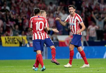 1-2. Stefan Savic celebró el primer gol.