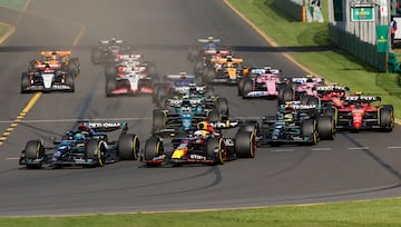 Salida del Gran Premio de Australia de Fórmula 1 con Lewis y Max en cabeza.