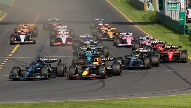 Salida del Gran Premio de Australia de Fórmula 1 con Lewis y Max en cabeza.