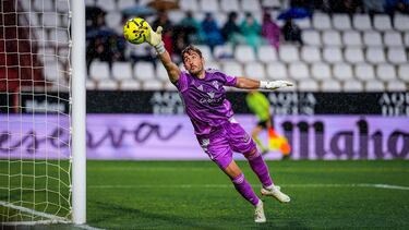 Parar goles es casi tan importante como meterlos. Mariño sabe de esto y mucho. Ante el Cádiz salvó la victoria del Albacete, con dos grandes mano a mano desbaratados a García Pascual y Dawda.