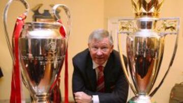 Sir Alex Ferguson se retira tras 26 años al frente del banquillo del Manchester United.