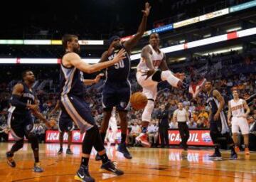 Eric Bledsoe intenta superara a Randolph y Marc.