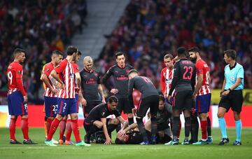 Koscielny attended to after injuring his ankle