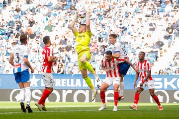 Papeleta dura por delante, tenía Rubén Yáñez ante el Espanyol y en el Stage Front Stadium, pero el meta del Sporting lo solventó con sobriedad, con tres paradas. Destacamos la última, a disparo de Braithwaite desde dentro del área, con un remate que botó antes de llegarle a las manos.