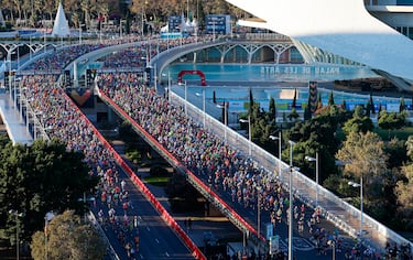 Los primeros en salir han sido los atletas élite apoyados por miles de aficionados cuando ha sonado el pistoletazo.