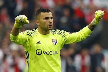 Una de las perlas de la prolifera cantera del Olympique de Lyon. A sus 26 a?os, nadie le discute la titularidad en el club. Es uno de los pesos pesados y sus a?os le ha costado. En 2011 lleg車 al primer equipo, pero Lloris eclipsaba y no daba lugar a otro inquilino en la porter赤a del Lyon. Tras la marcha de Lloris pasa a ser el segundo portero, hasta que en 2013 se hizo con la titularidad y, desde entonces, no la ha soltado. Su excesiva seguridad le hace cometer fallos, pero es uno de los mejores porteros de la Ligue 1.