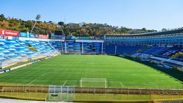 El duelo entre El Salvador y Honduras sigue calent&aacute;ndose y la escuadra catracha no pudo reconocer la cancha de El Cuscatl&aacute;n a unas horas de enfrentar a La Selecta.