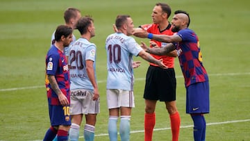 Spanish referee Guillermo Cuadra (2ndR) tries to stop an argument between Barcelona's Chilean midfielder Arturo Vidal (R) and Celta Vigo's Spanish forward Iago Aspas (C) during the Spanish League football match between Celta Vigo and Barcelona at the Balaidos stadium in Vigo on June 27, 2020. (Photo by STR / AFP)