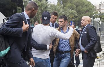 El susto de un aficionado a Cristiano en Nicosia en imágenes