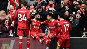 Luis Diaz celebra con Curtis Jones, Mohamed Salah y Conor Bradley.