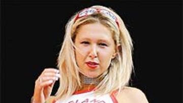 <b>ALL-ENGLAND KIT. </b>Lo de los seguidores ingleses no tiene nombre. La aficionada de la imagen luce un All-England kit en el que hasta la ropa interior está decorada con la Union Jack.