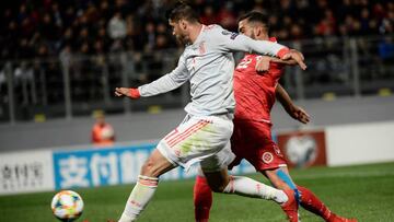 Spain's forward Alvaro Morata (L) outruns Malta's defender Zach Muscat to shoot and open the scoring during the Euro 2020 Group F qualifying football match Malta vs Spain on March 26, 2019 at the Ta' Qali Stadium in Malta. (Photo by Filippo