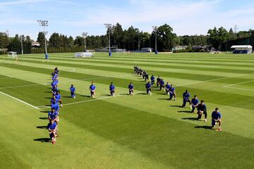 Antes del inicio del entrenamiento del martes 2 de junio, la plantilla del Chelsea quiso rendir su particular homenaje a George Floyd y al movimiento Black Lives Matter en las instalaciones de Cobham: se arrodillaron formando la letra 'H' de 'Humans' ('Humanos').