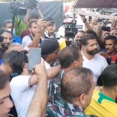 Ronaldinho sale corriendo por una pelea en Beirut