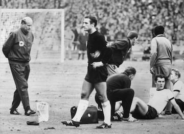 La Selección de Alemania Federal disputó la final del Mundial de 1966.
En el equipo alemán destacó la gran labor del libero muniqués, que anotó 4 goles en la fase final. En la imagen, Beckenbauer es atendido por los servicios médicos, preparándose físicamente para disputar la prórroga de la final que se disputó en el estadio de Wembley. El resultado final fue 4-2 a favor de Inglaterra, que consiguió jugando con su público, la Copa del Mundo.