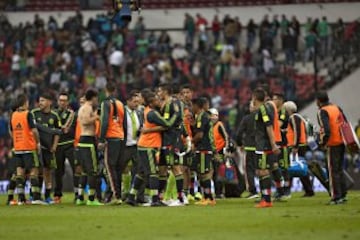 Los seleccionados nacionales se felicitan por la victoria ante los salvadoreños.