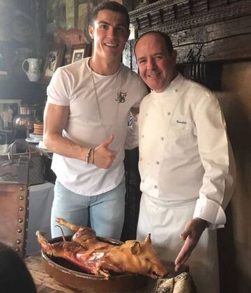 Cristiano Ronaldo posa con uno de los nietos de Cándido, en Segovia.