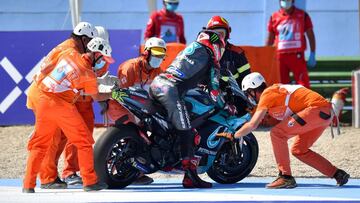 MotoGP - San Marino Grand Prix - Misano World Circuit Marco Simoncelli, Misano, Italy - September 13, 2020 Petronas Yamaha SRT&#039;s Fabio Quartararo is helped by marshalls after crashing during the MotoGP race REUTERS/Massimo Pinca