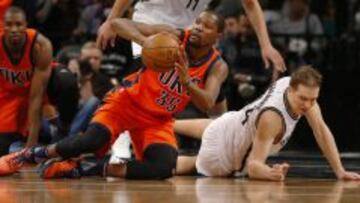 Kevin Durant le gana la posesión a Bojan Bogdanovic.