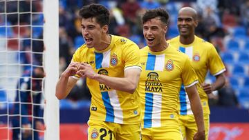 Marc Roca (Espanyol) celebra su gol al Levante