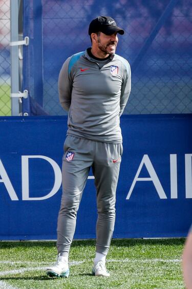 Diego Simeone durante el entrenamiento. 