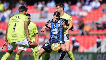 Ronaldo Cisneros (L) of Queretaro fights for the ball with Cristian Mares (R) of Puebla during the 10th round match between Queretaro and Puebla as part of the Liga BBVA MX, Torneo Clausura 2025 at La Corregidora Stadium, on March 02, 2025 in Santiago de Queretaro, Mexico.