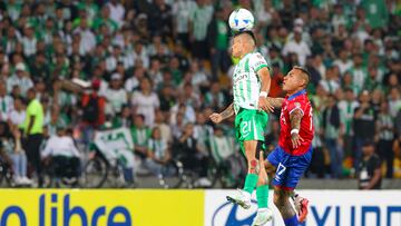 AMDEP4726. MEDELLÍN (COLOMBIA), 02/04/2025.- Jorman Campuzano (i) de Atlético Nacional disputa un balón con Eduardo Vargas de Nacional este miércoles, en un partido de la fase de grupos de la Copa Libertadores entre Atlético Nacional y Nacional de Uruguay en el estadioAtanasio Girardot en Medellín (Colombia). EFE/ STR